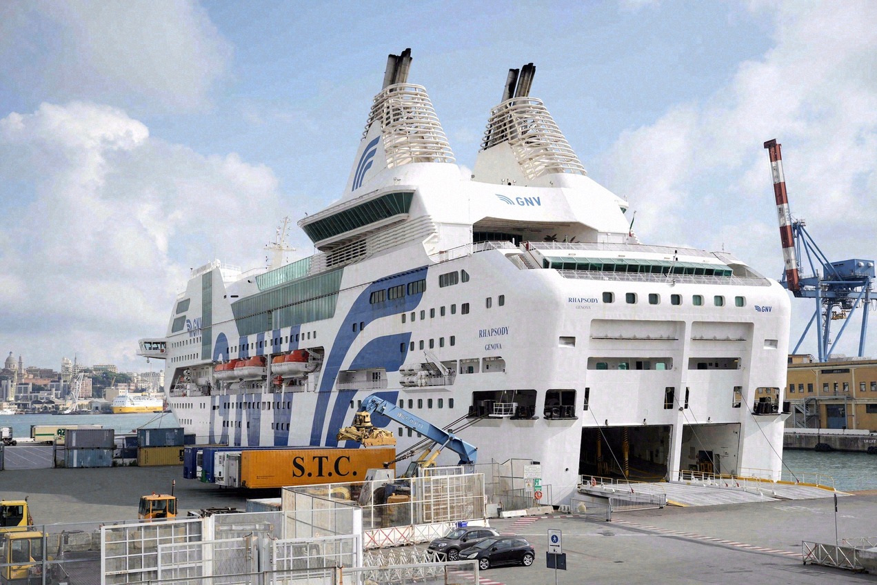 Die GNV-Fähre Rhapsody liegt am Terminal im Hafen von Genua